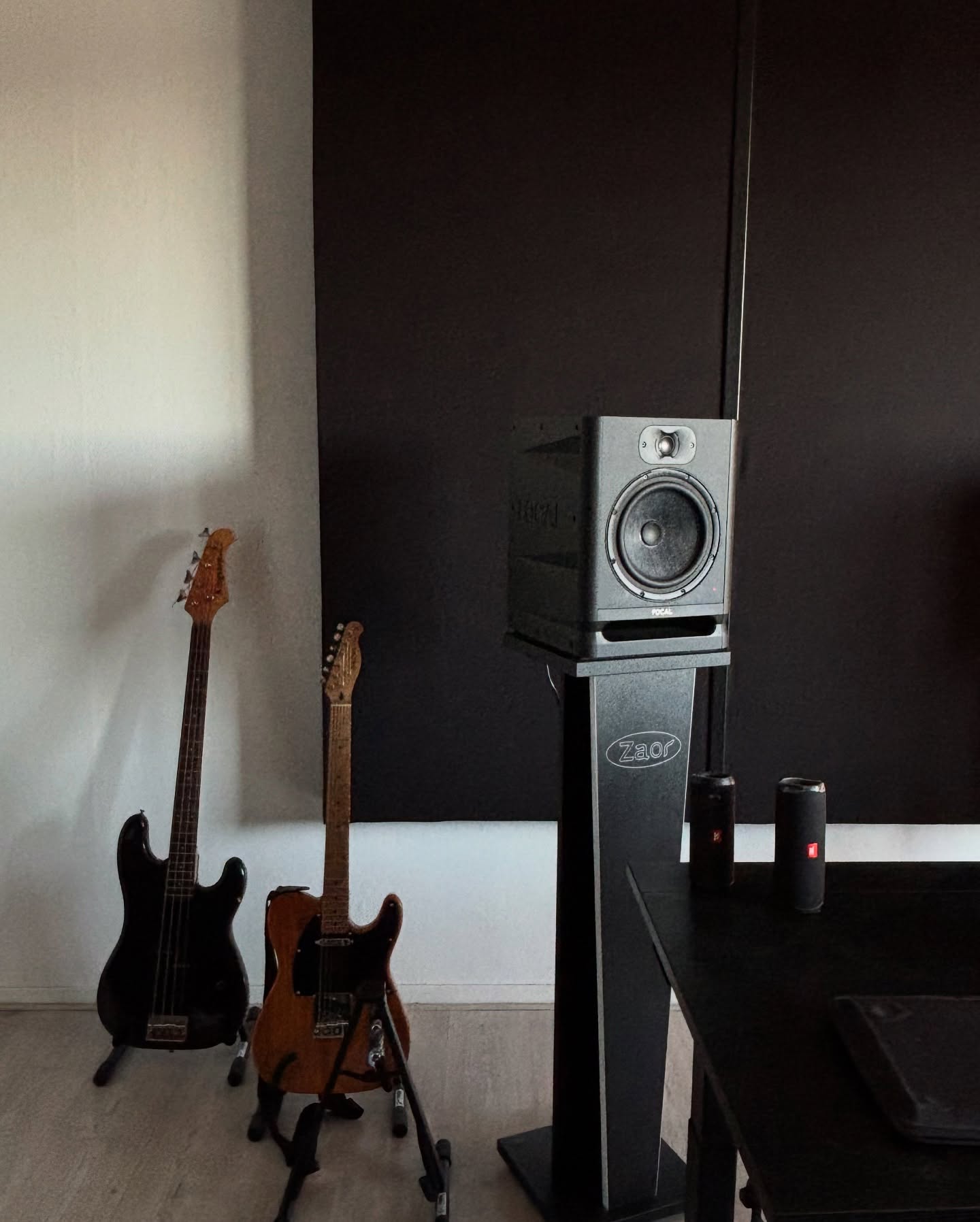 Gitaren naast Focal monitor op stand